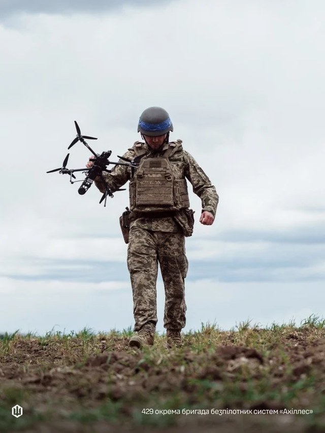 Рятувальники працюють на одній з локацій після масованого удару в Дарницьому районі Києва (за даними УНІАН); для ТСН