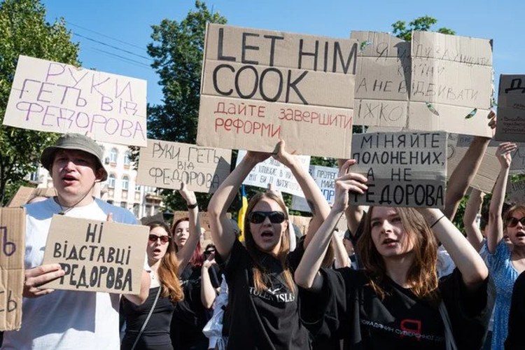Скільки людей вийшло 18 липня через відставку Федорова: цифри по містах