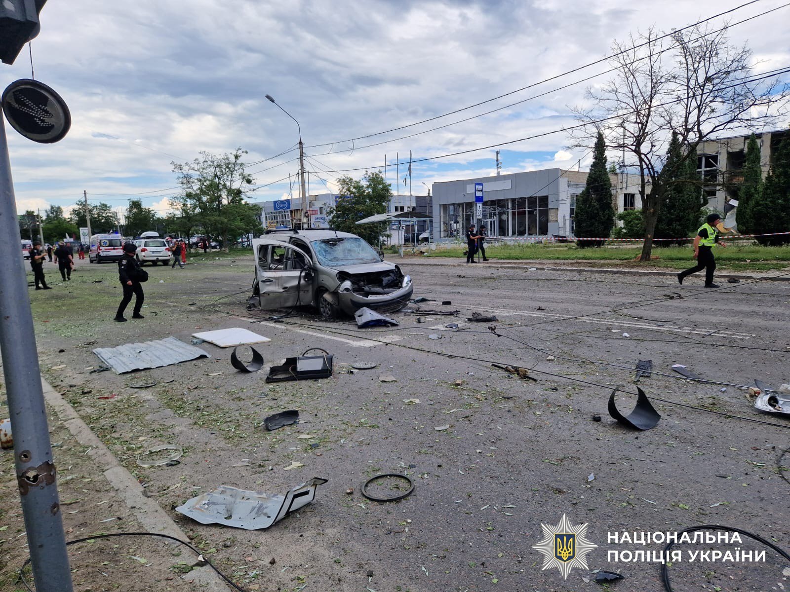 Наслідки удару КАБами по цивільній інфраструктурі в Зарічному районі Сум: пошкоджені багатоквартирні будинки, транспортні