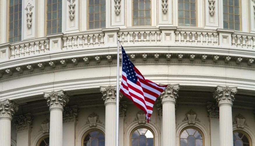 Логотип Міністерства фінансів США на тлі санкційного списку із назвами компаній Shanghai Wings, Skiez Travels, Air Cargo Pro