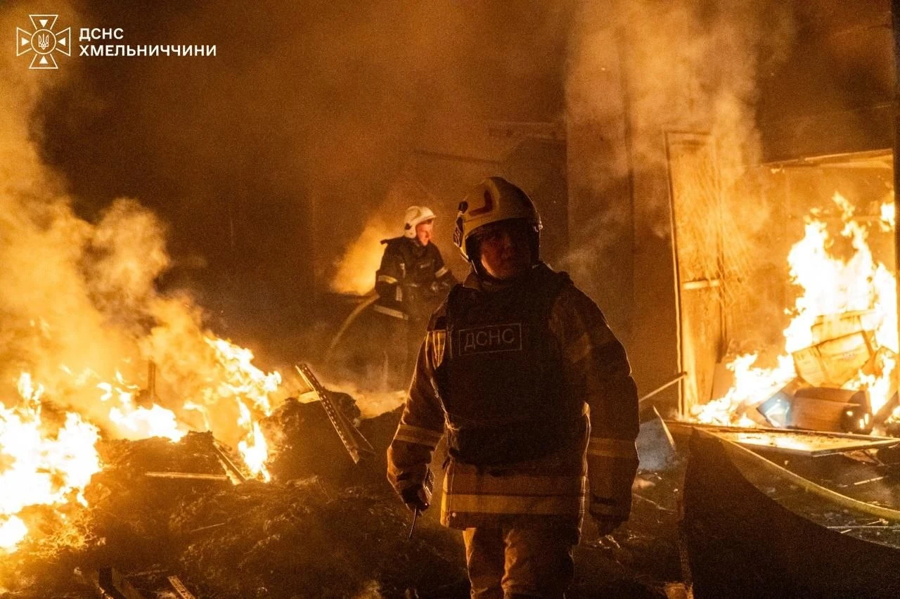 Наслідки російського удару по Хмельницькому, фото ДСНС