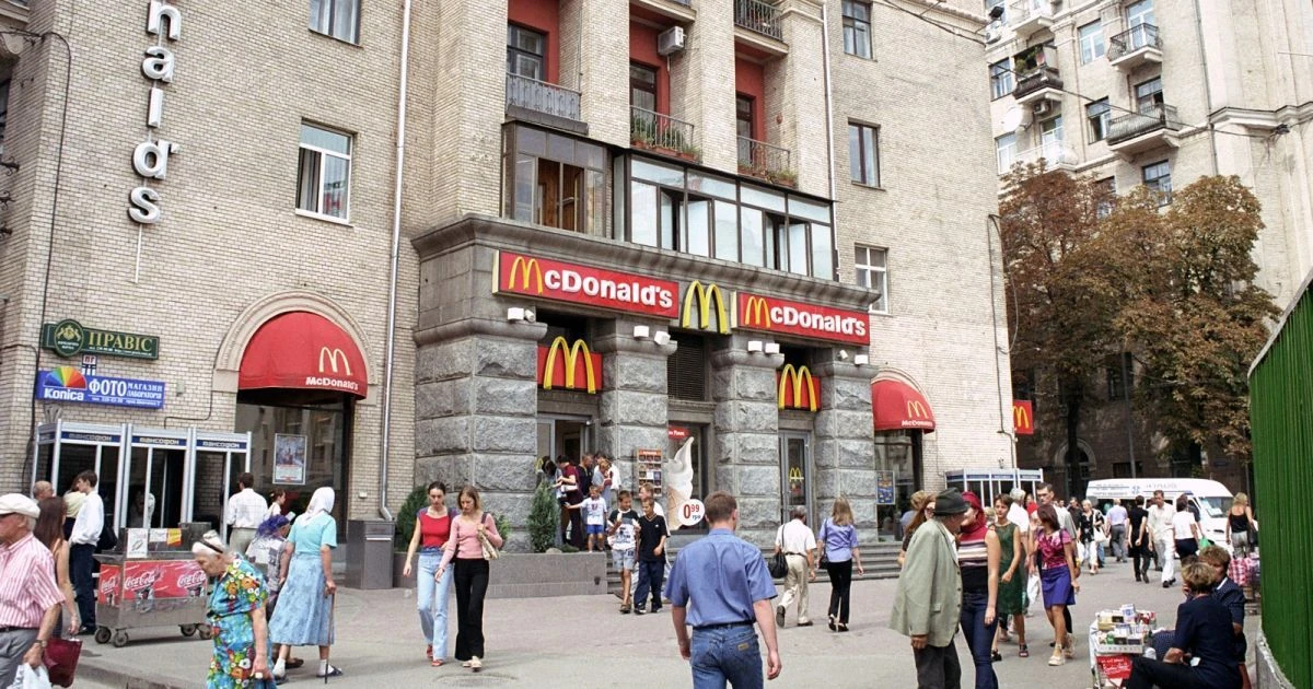 Вхід до ресторану McDonald's в Україні під час оголошеної повітряної тривоги