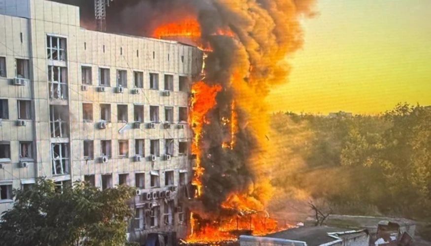 Наслідки російської атаки на адмінбудівлю ДТЕК у Павлограді після влучання безпілотника та пожежі