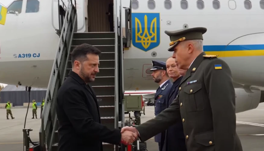 Прибуття літака президента України Володимира Зеленського до Норвегії; Зеленський сходить трапом на злітну смугу в Осло