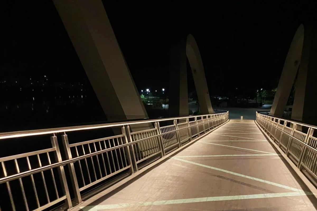 Пошкоджений Південний мост у Києві через Дніпро