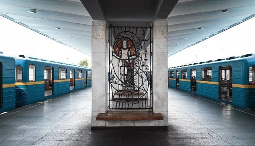 Поїзд червоної лінії метро на станції «Лісова» у Києві
