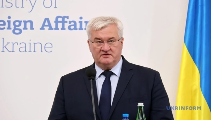 Прапори Угорщини та Європейського Союзу на вулиці Будапешта, Угорщина, 20 серпня 2025 року