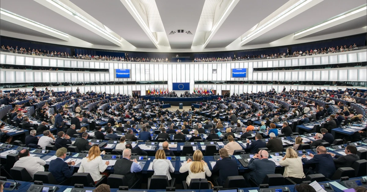Символіка програми оборонних інновацій AGILE на тлі будівлі Європарламенту у Страсбурзі